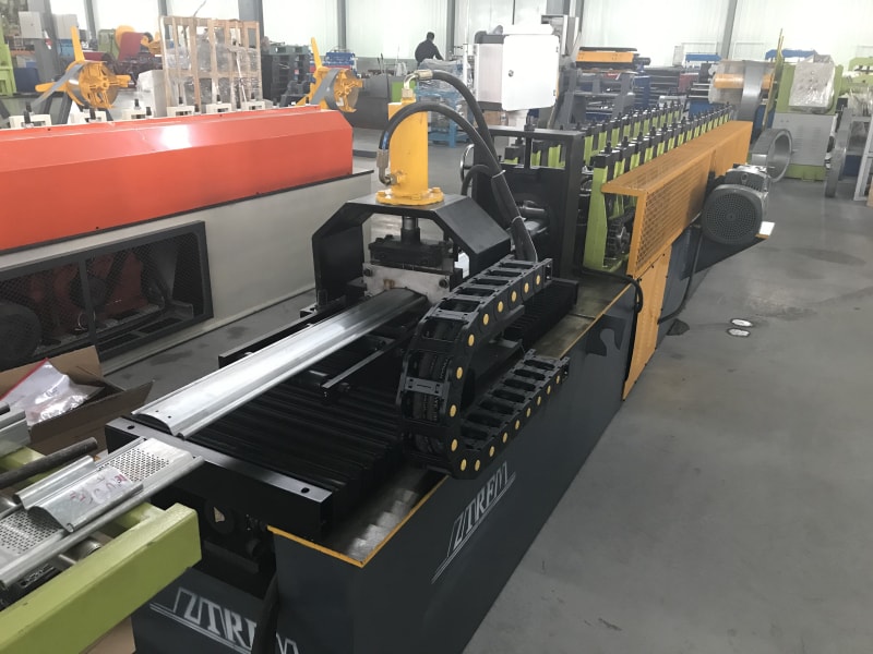 金屬卷簾門成型機