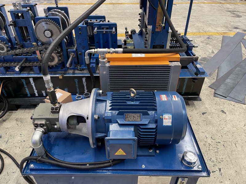 巴西客戶全自動(dòng)PLC觸摸屏尺寸可調(diào)節(jié)CZ型鋼設(shè)備 巴西客戶全自動(dòng)PLC觸摸屏尺寸可調(diào)節(jié)CZ型鋼設(shè)備