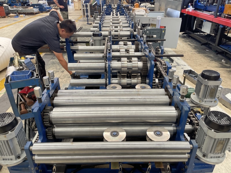 巴西客戶全自動(dòng)PLC觸摸屏尺寸可調(diào)節(jié)CZ型鋼設(shè)備 巴西客戶全自動(dòng)PLC觸摸屏尺寸可調(diào)節(jié)CZ型鋼設(shè)備