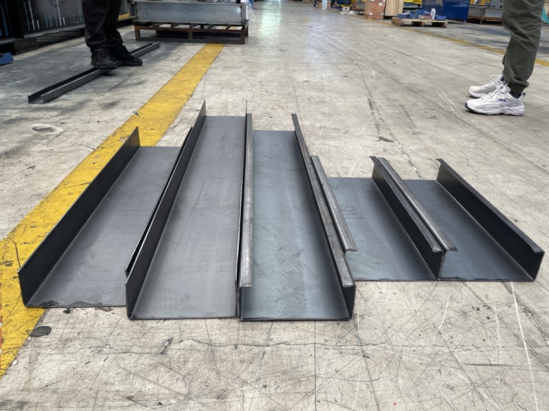 巴西客戶全自動(dòng)PLC觸摸屏尺寸可調(diào)節(jié)CZ型鋼設(shè)備 巴西客戶全自動(dòng)PLC觸摸屏尺寸可調(diào)節(jié)CZ型鋼設(shè)備