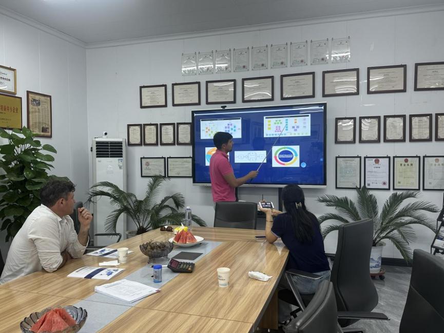 品質(zhì)鑄就信任：巴西客戶批量采購PU復(fù)合板、琉璃瓦及TR35單板成型機(jī)