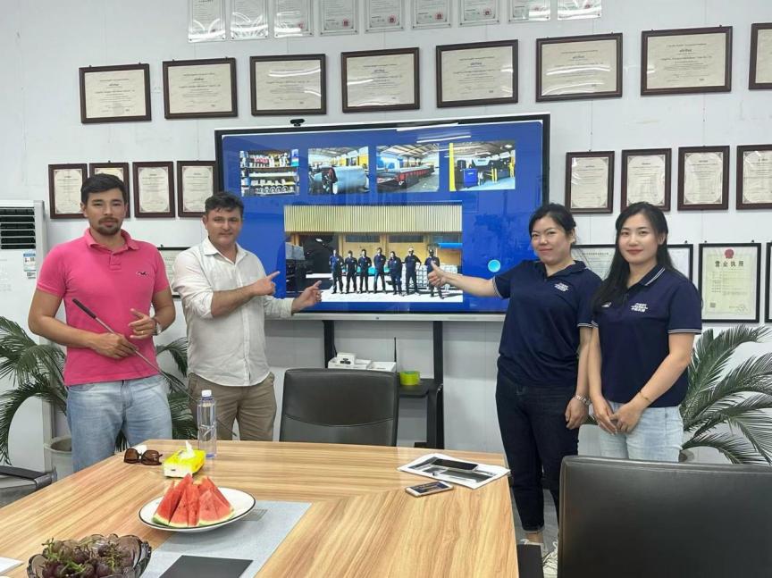 品質(zhì)鑄就信任：巴西客戶批量采購PU復(fù)合板、琉璃瓦及TR35單板成型機(jī)