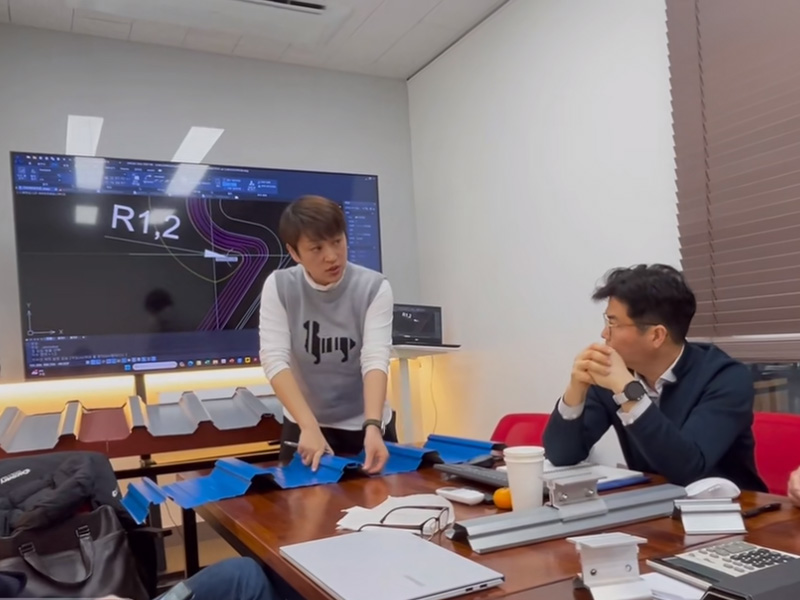 跳出 “內(nèi)卷” 漩渦！中拓冷彎聯(lián)合韓方研發(fā)光伏屋面板型，邁向綠色能源新時(shí)代