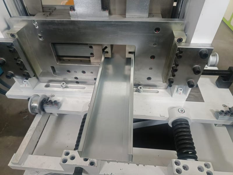 出口沙特地區(qū)的型鋼機設(shè)備，中拓冷彎工程師展實力以專業(yè)攻克小邊與腰高難題