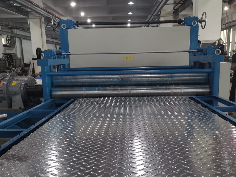 滄州中拓機械蛇年首單！柳葉型壓花機設備遠銷巴西