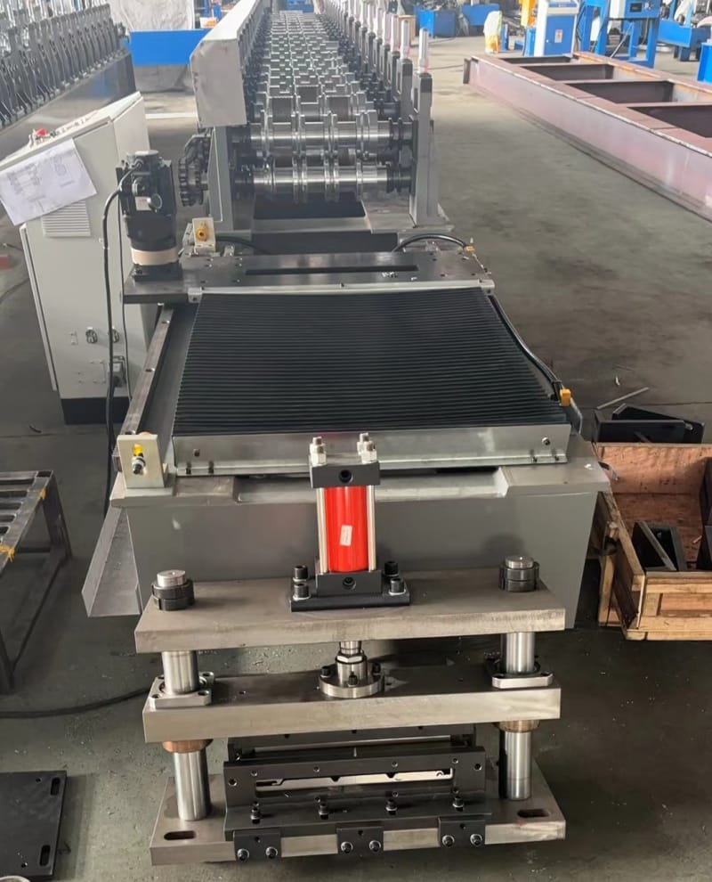 美國扣板滾壓成型機在建筑行業(yè)的應用與價值 美國扣板滾壓成型機在建筑行業(yè)的應用與價值