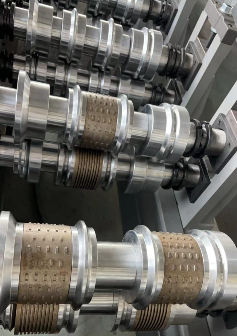 美國扣板滾壓成型機在建筑行業(yè)的應用與價值 美國扣板滾壓成型機在建筑行業(yè)的應用與價值